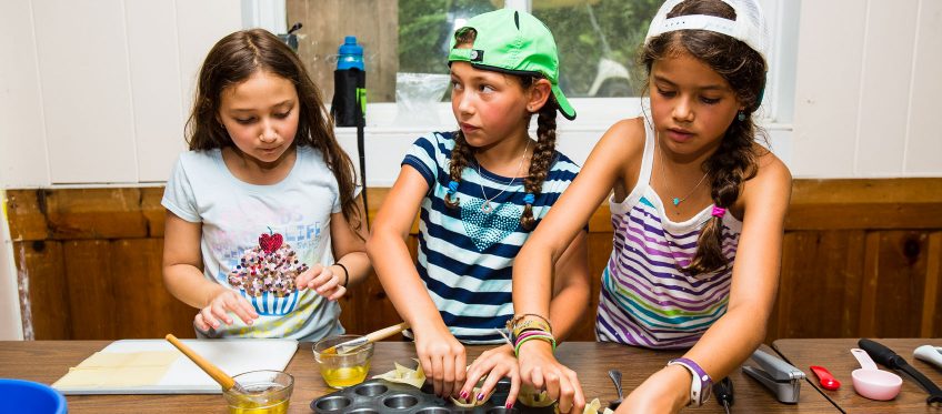 girls-cooking